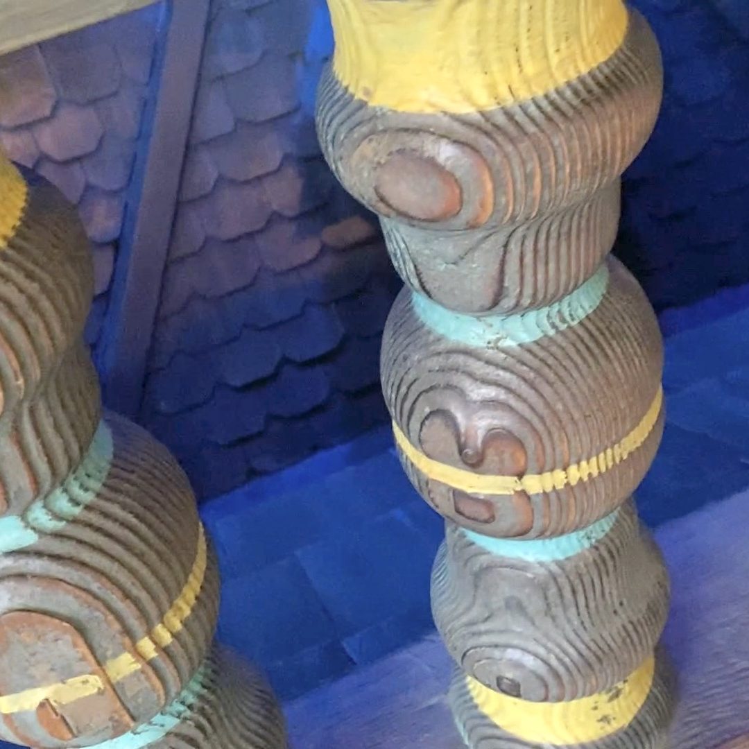 Disneyland, Peter Pan's Flight - Queue Hidden Mickey on handrail post